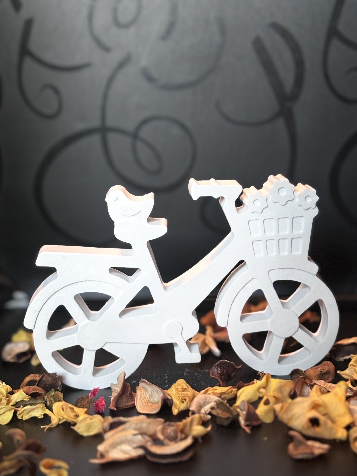 Fahrrad mit Blumenkorb und Vögelchen
