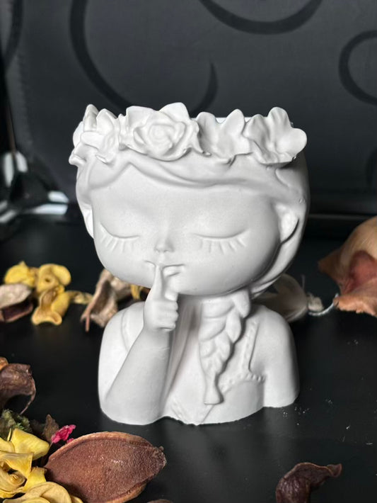 "Blumenmädchen" – Dekofigur für Trockenblumen B - Ware